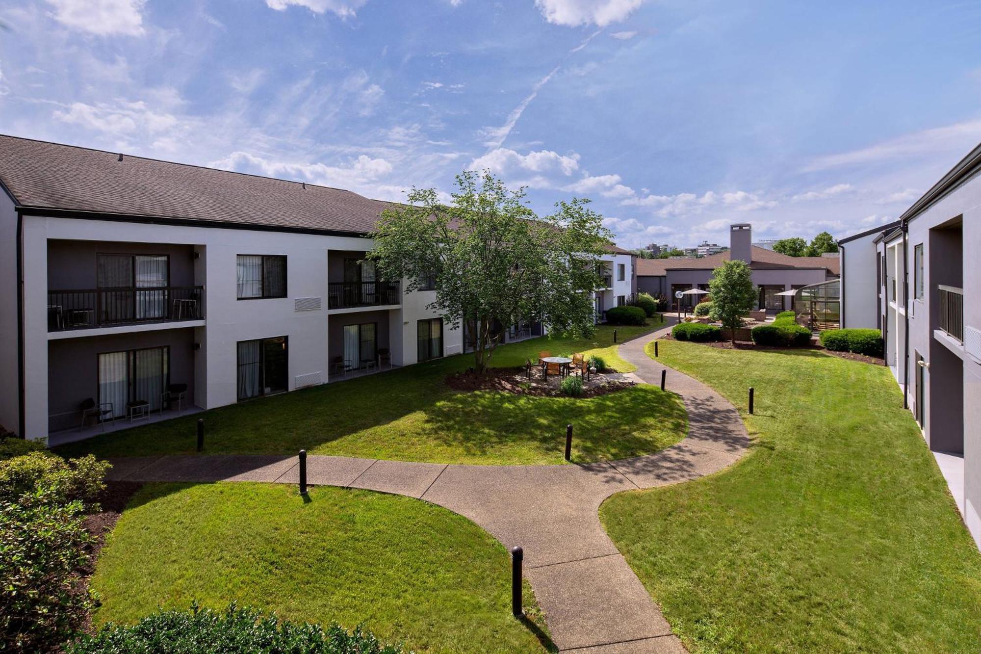 Отель Courtyard By Marriott Pittsburgh Airport Coraopolis Экстерьер фото