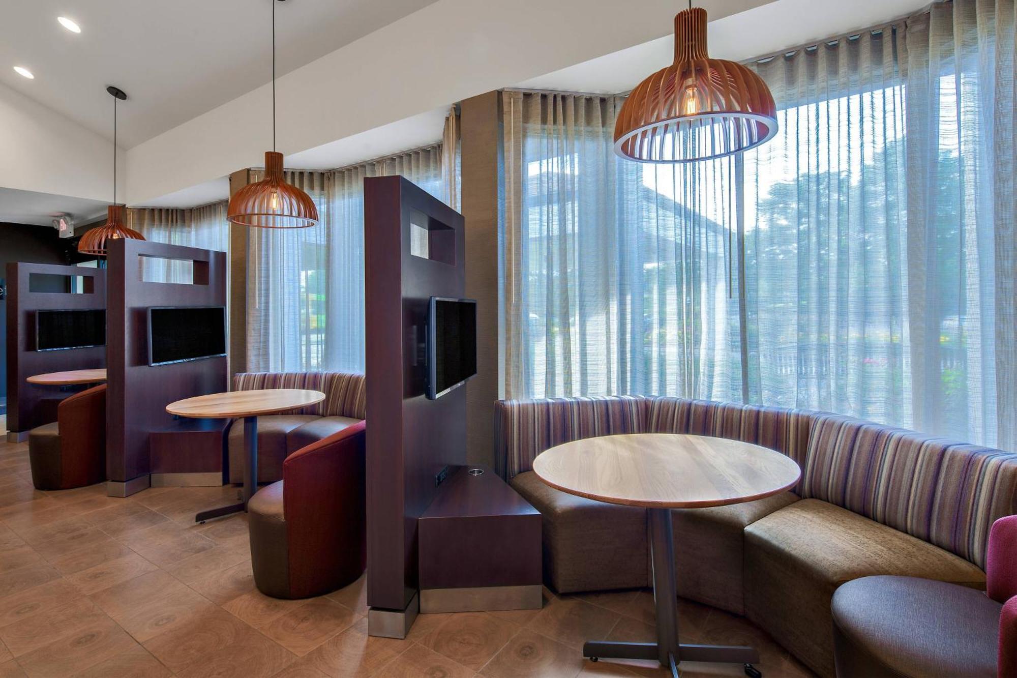 Отель Courtyard By Marriott Pittsburgh Airport Coraopolis Экстерьер фото