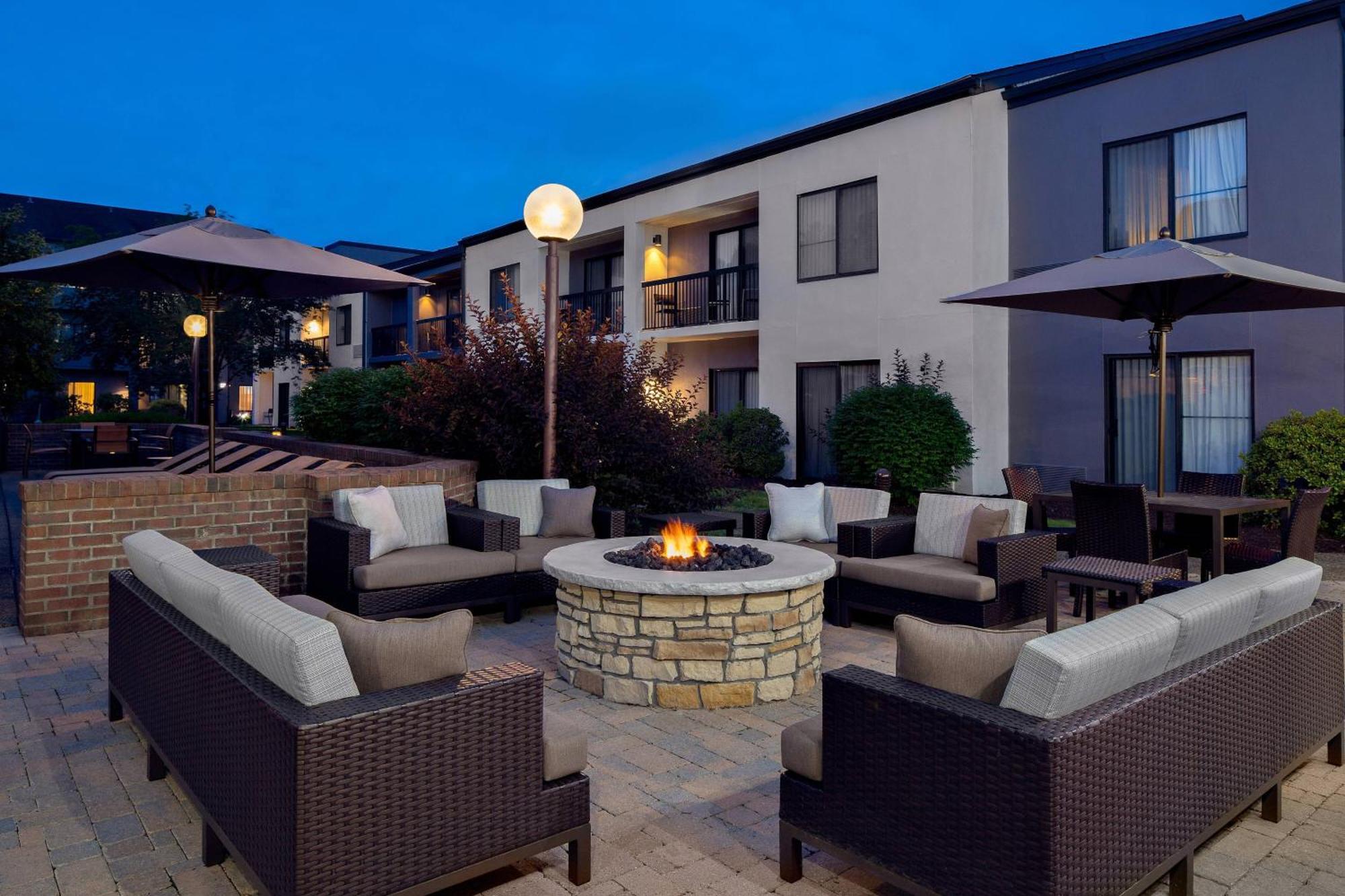 Отель Courtyard By Marriott Pittsburgh Airport Coraopolis Экстерьер фото