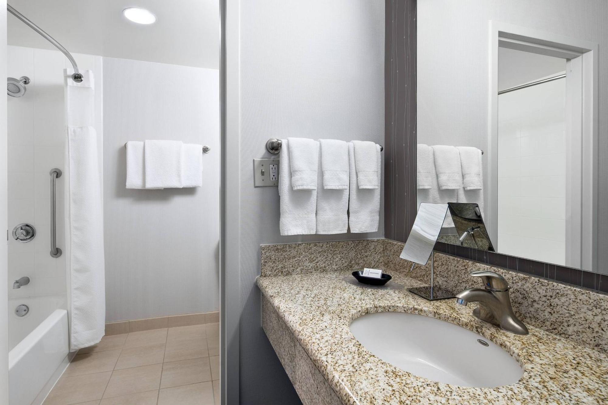 Отель Courtyard By Marriott Pittsburgh Airport Coraopolis Экстерьер фото