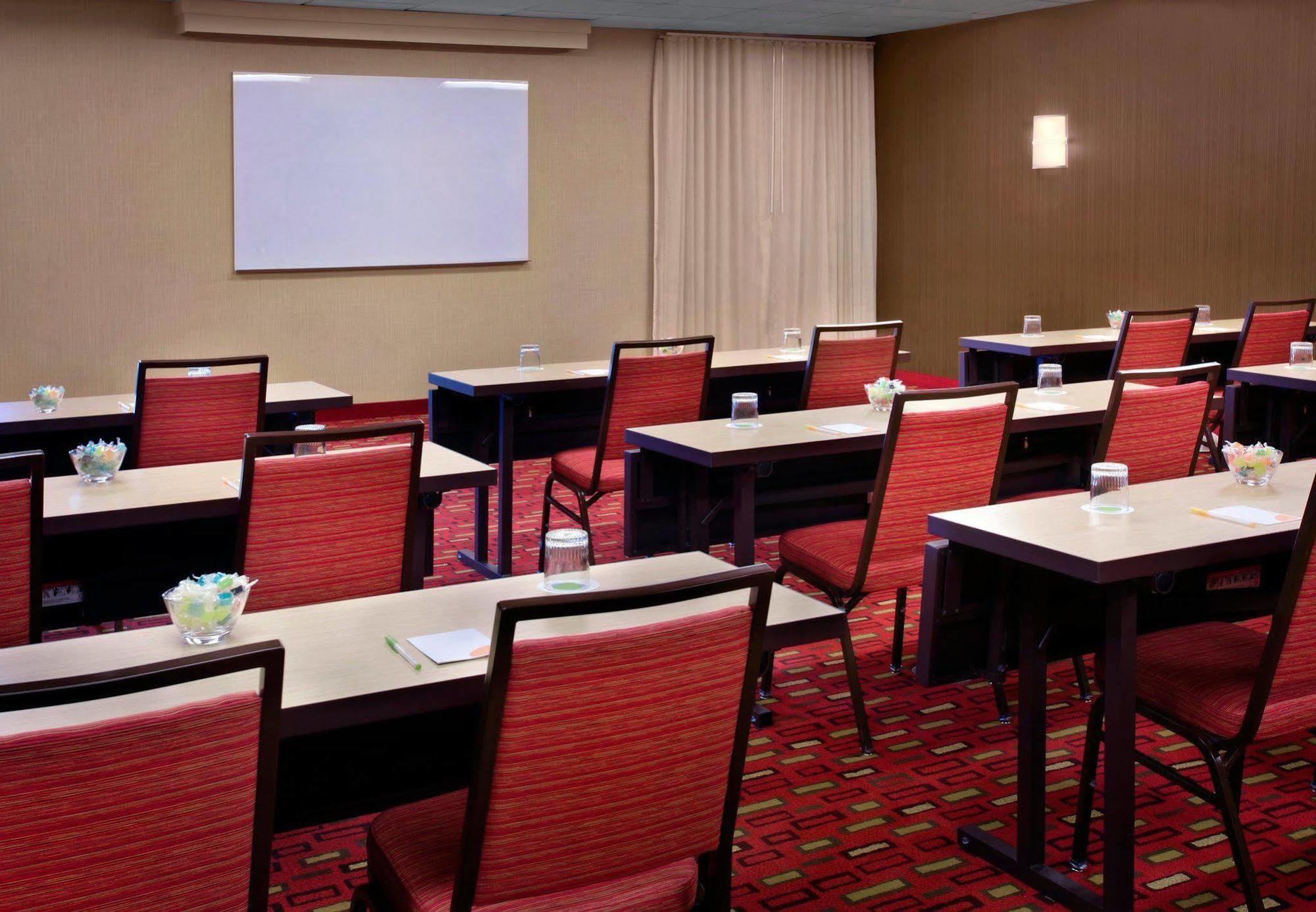 Отель Courtyard By Marriott Pittsburgh Airport Coraopolis Экстерьер фото