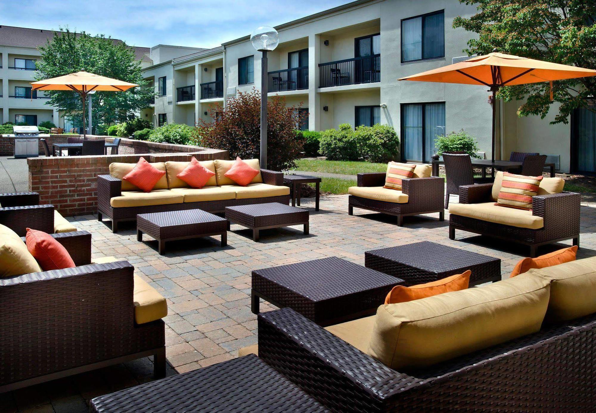 Отель Courtyard By Marriott Pittsburgh Airport Coraopolis Экстерьер фото